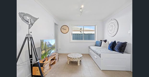 Large Fully Furnished Granny Flat – Walking Distance to Westfield & Train Station! - Photo 1