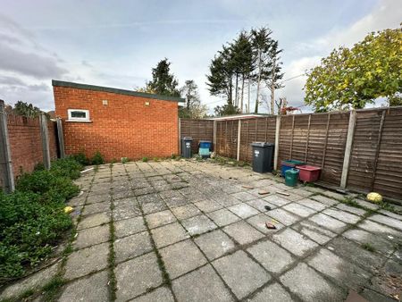 4 bedroom semi-detached house to rent - Photo 5