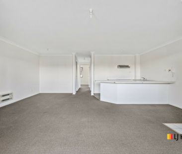 Spacious Two Bedroom Apartment - Photo 3