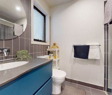 Sleek, Spacious & Convenient - Photo 6