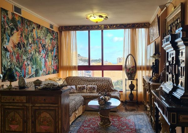 Se alquila Ático de lujo con vistas al mar, amplia terraza y muebles de alta calidad en Benidorm