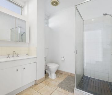 Sun-Filled Two-Bedroom Apartment in a Prime Mordialloc Location - Photo 5