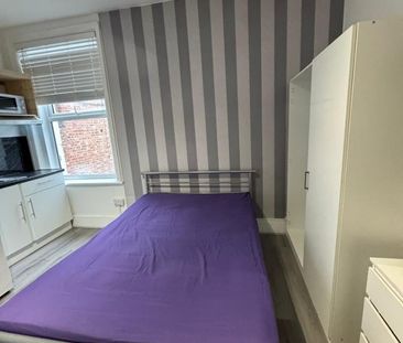 Studio Flat, Finchley Road, NW11 - Photo 1