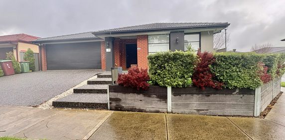 30 Challenger Circuit, Cranbourne East VIC - Photo 2