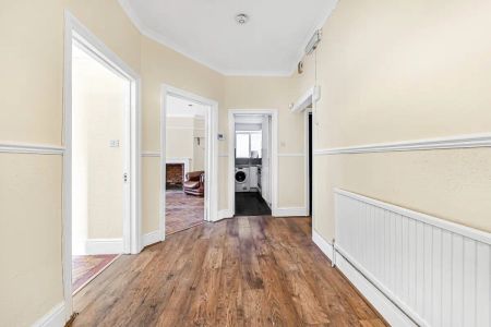 4 bedroom flat in London - Photo 2