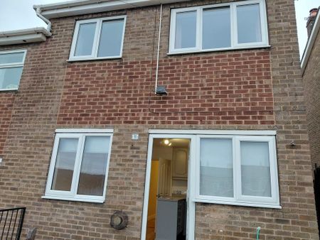 3 bedroom semi-detached house to rent - Photo 2