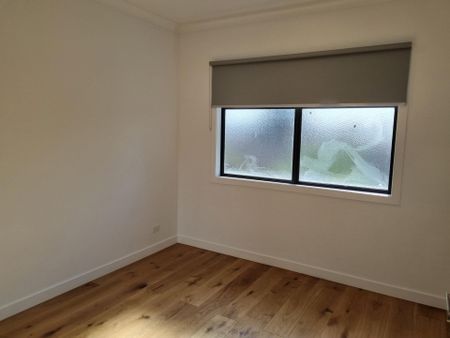Beautifully finished brand new townhouse - Photo 3