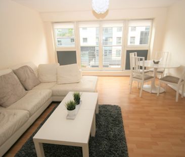 Wallace Street – Spacious & Modern 2 Bed Furnished Apartment, Trade... - Photo 1