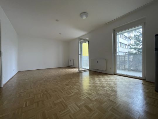 Geräumige neuwertige 2-Zimmer-Wohnung mit großem Balkon in zentraler Lage! - Photo 1