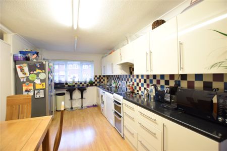 3 bedroom House in St Anthonys Close, Bracknell - Photo 3