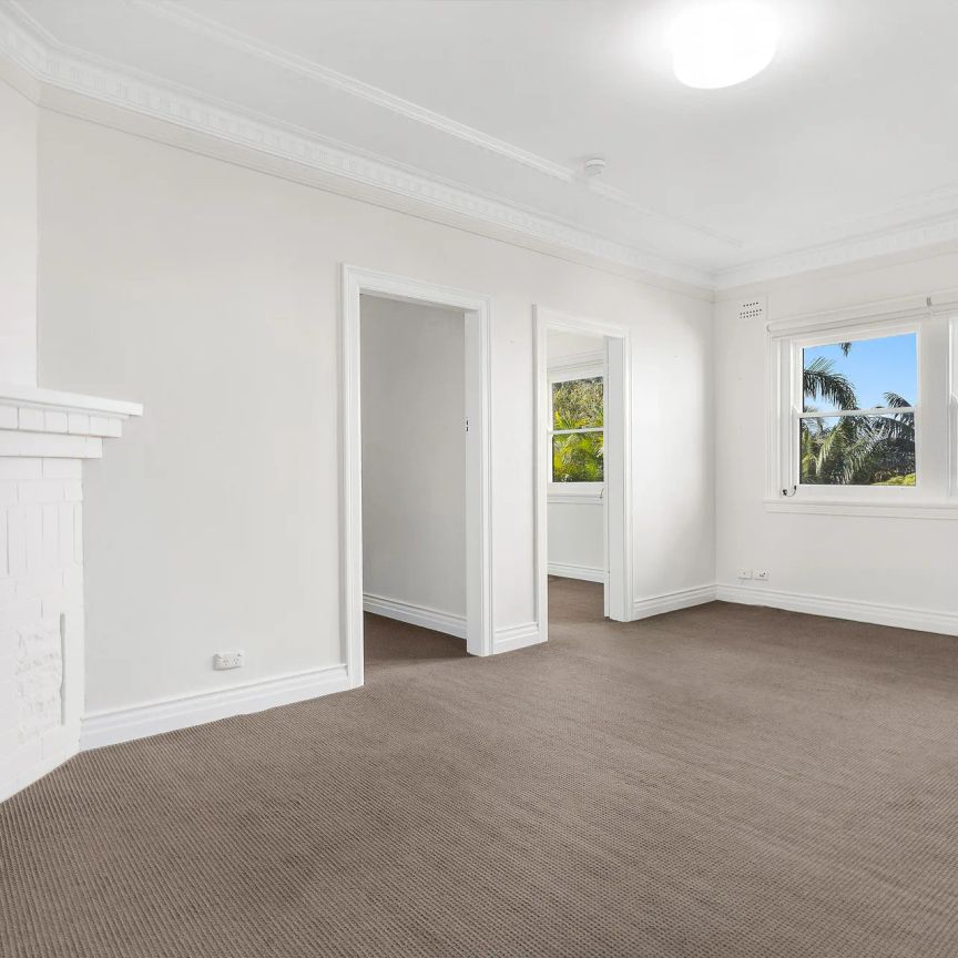 Sunlit Art Deco Apartment with Ocean Views - Photo 1