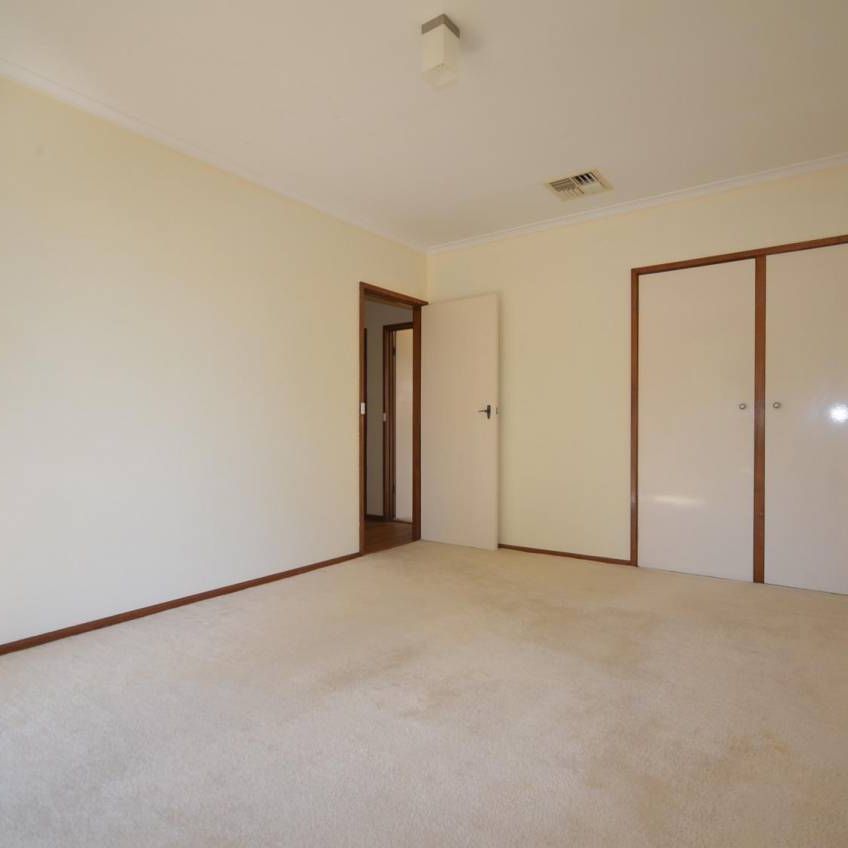 Perfect family home with ample space and a pool - Photo 1