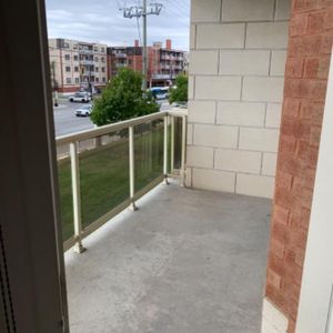 Belle copropriété 4 ½ (2 sdb) à louer dès que possible à Ville Saint-Laurent - Photo 2