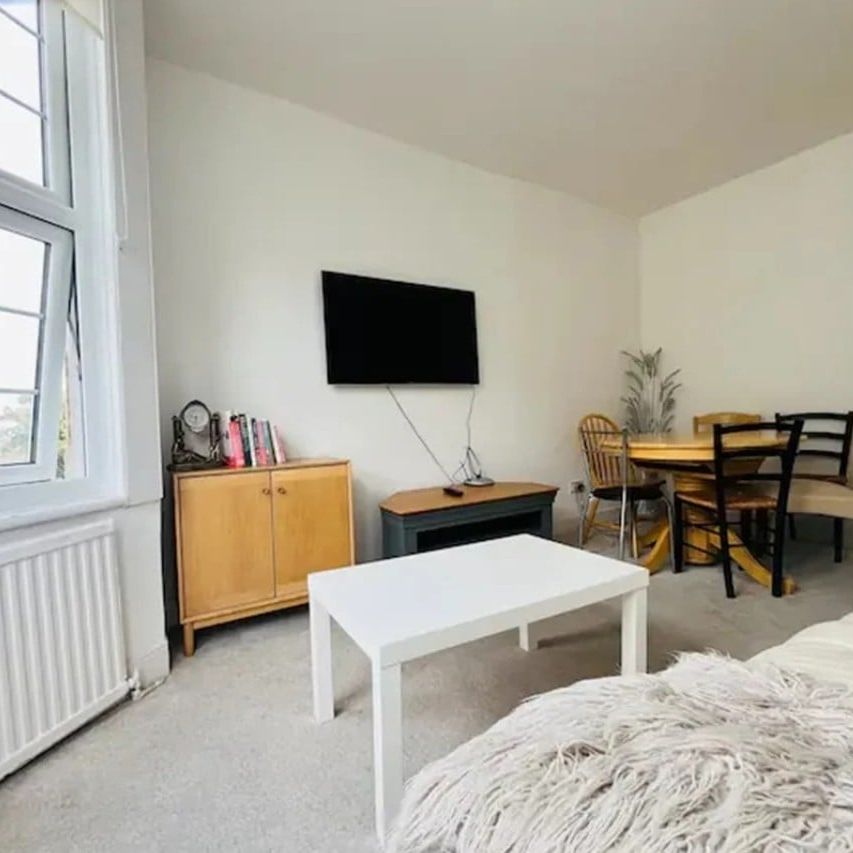 4 Bed Flat, Woodland Terrace, SE7 - Photo 1