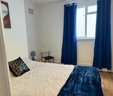 Room in a Shared Flat, Garratt Lane, SW18 - Photo 3