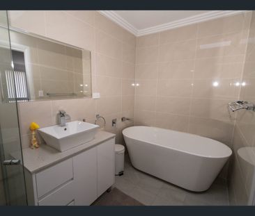 Luxurious 4-Bedroom Duplex, Walk to the Train, Three Stops to Parra... - Photo 6