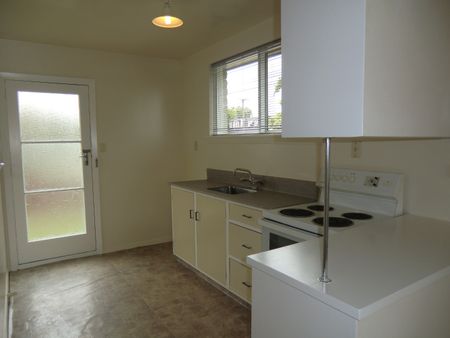 Front 2 bedroom unit in quiet Riccarton block - Photo 3