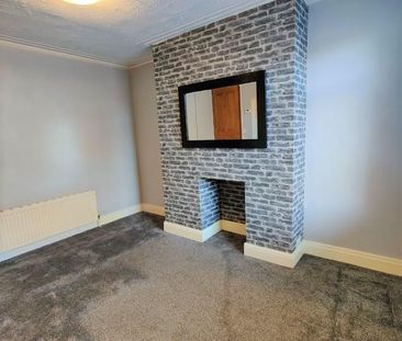 4 bedroom end of terrace house to rent - Photo 1