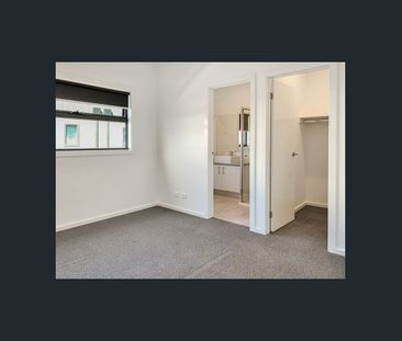 Modern & Spacious 3 bedroom home in Cranbourne West - Photo 2