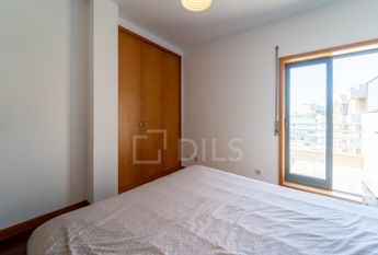 Apartamento T1 com terraço e lugar de garagem situado no Campo Alegre