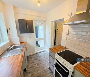 2 bedroom semi-detached house to rent - Photo 2