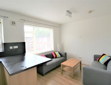 3 Bed Flat, Fairfield Court, M14 - Photo 2