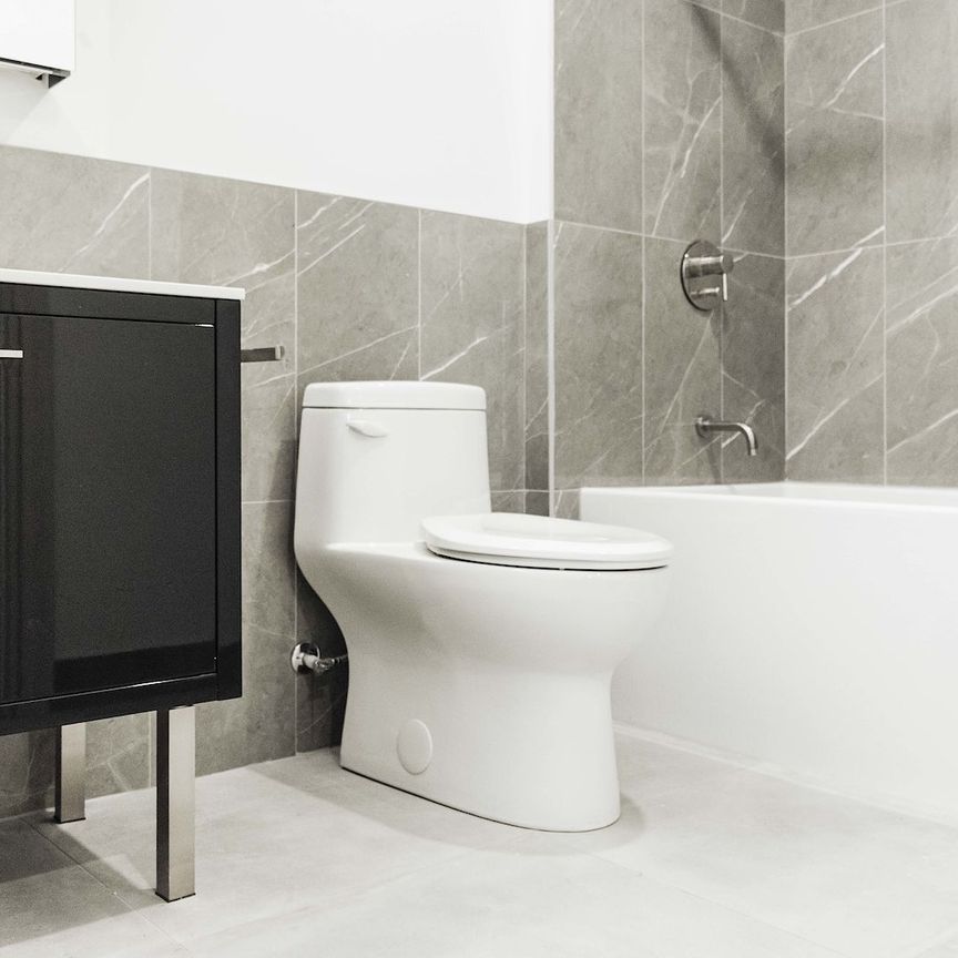 Luxurious high rise apartments located in the Old Port of Montreal - Photo 1