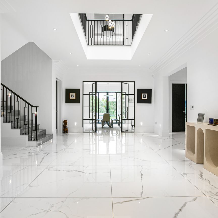Expansive family home with private swimming pool for rent in Oxshott - Photo 1
