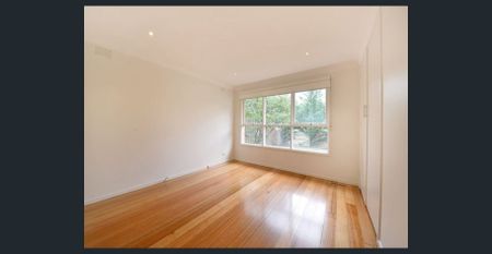 Family Home - beautiful outdoor area ready for summer! - Photo 4