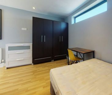 Flat to rent on - Photo 2