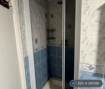 4 bedroom semi-detached house to rent - Photo 4