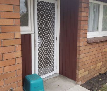 Two bedroom townhouse close to city - Photo 3