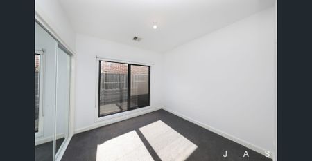 Clean lines, generous proportions, quiet & private living - Photo 3