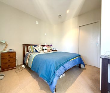 City Living - 2 Bedroom Apartment with secured covered car park - Photo 4