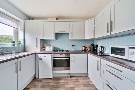 Pegasus Close, Haslemere, Surrey, GU27 - Photo 2