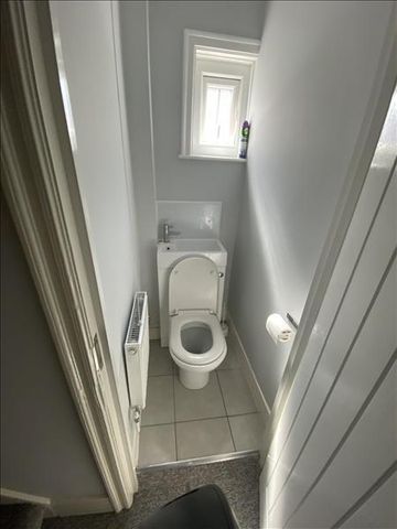 1 bedroom in a house share to rent - Photo 3