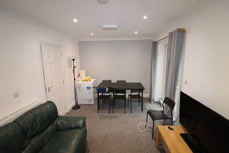 6 Bed Semi-Detached House, Arnold Road, SO17 - Photo 2