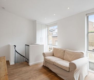 A well proportioned 6 bedroom home with a separate mews house in a ... - Photo 2