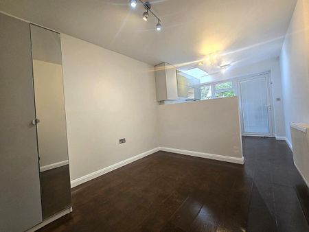 Studio to rent - Photo 2