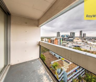 PANORAMIC SKYLINE VIEWS FROM BRIGHT APARTMENT - Photo 5