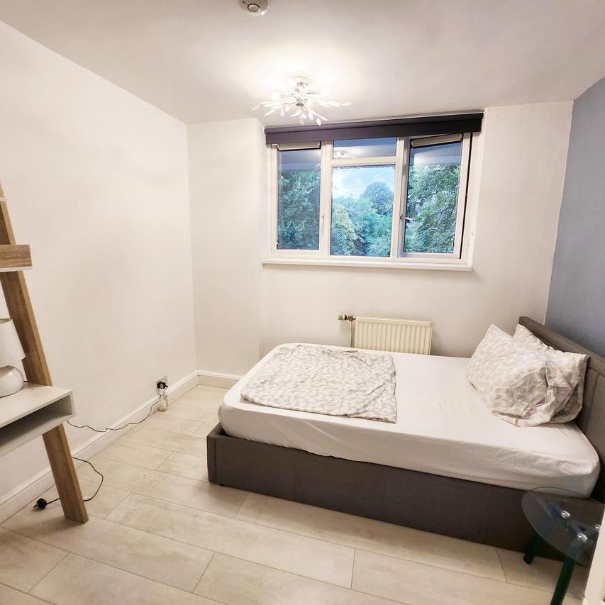 4 bedroom flat to rent - Photo 1