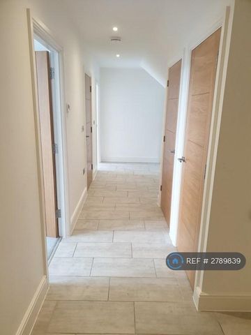 2 bedroom penthouse to rent - Photo 3