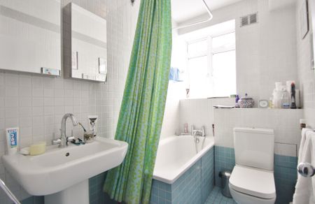 Latymer Court, Hammersmith Road, London, W6 - Photo 4