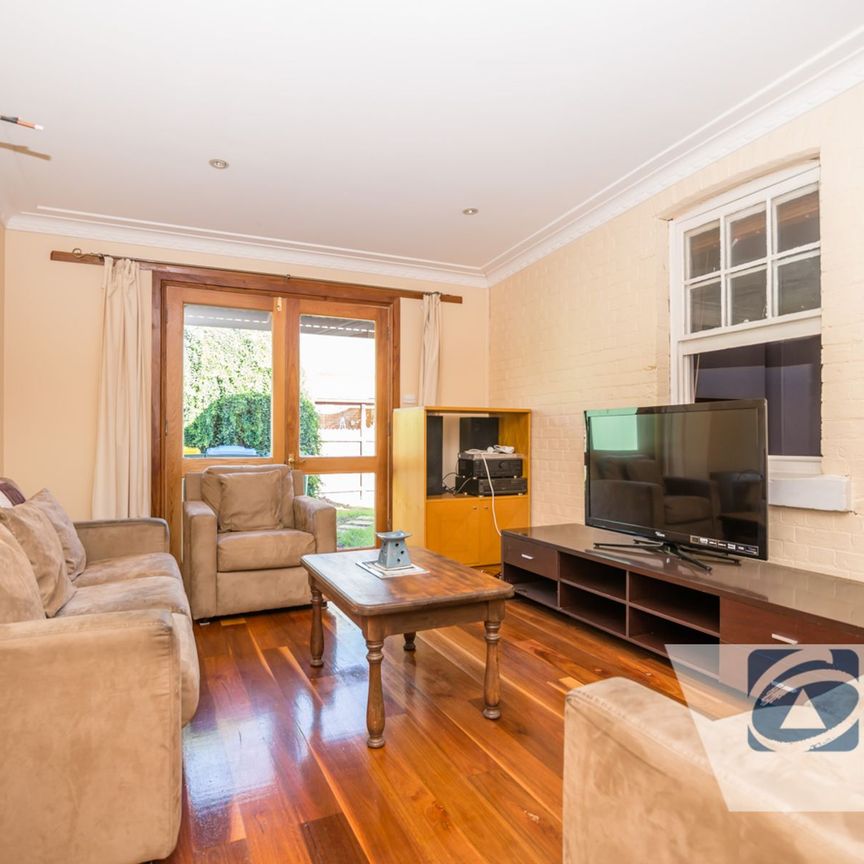 SPACiOUS FURNiSHED & SERViCED PROPERTY CLOSE TO MUDGEE CBD - Photo 1