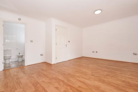 4 bedroom detached house to rent - Photo 3