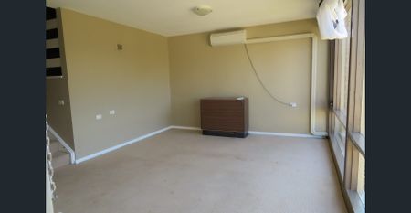 THREE BEDROOM TOWNHOUSE! - Photo 2