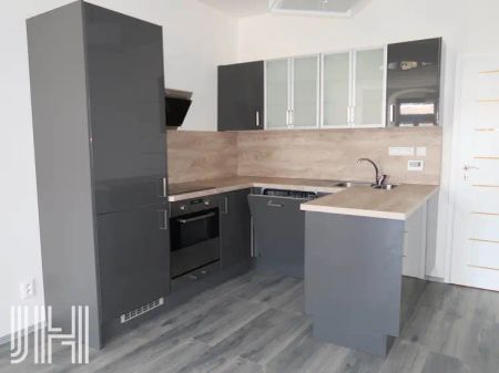 Pronájem opraveného bytu 2+kk na náměstí s možností parkování - Photo 3