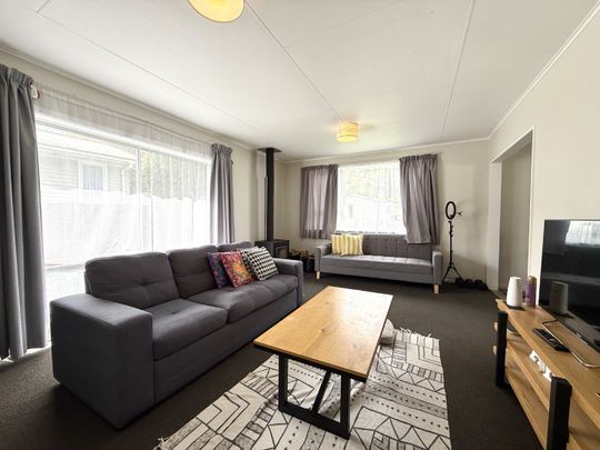 4-bedroom house in Wainuiomata Lower Hutt. - Photo 1