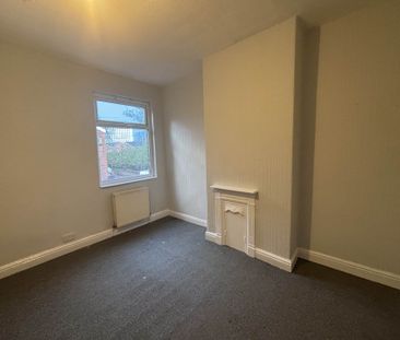 Price £950 pcm - Available Now - Unfurnished - Photo 4