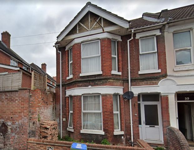 Spacious 7-Bedroom Student House in Tennyson Road, Portswood, Southampton - Photo 1